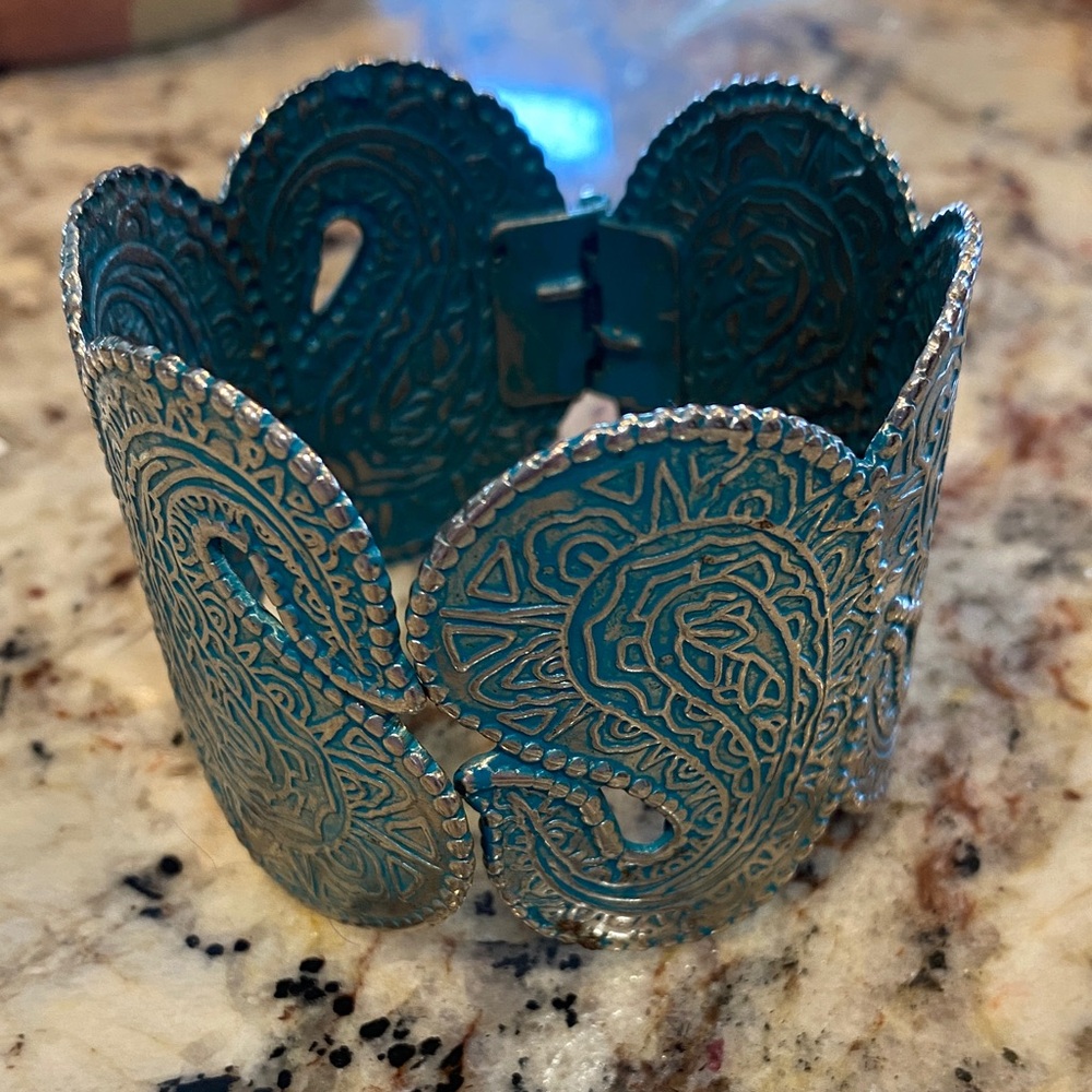 Teal bracelet metal .